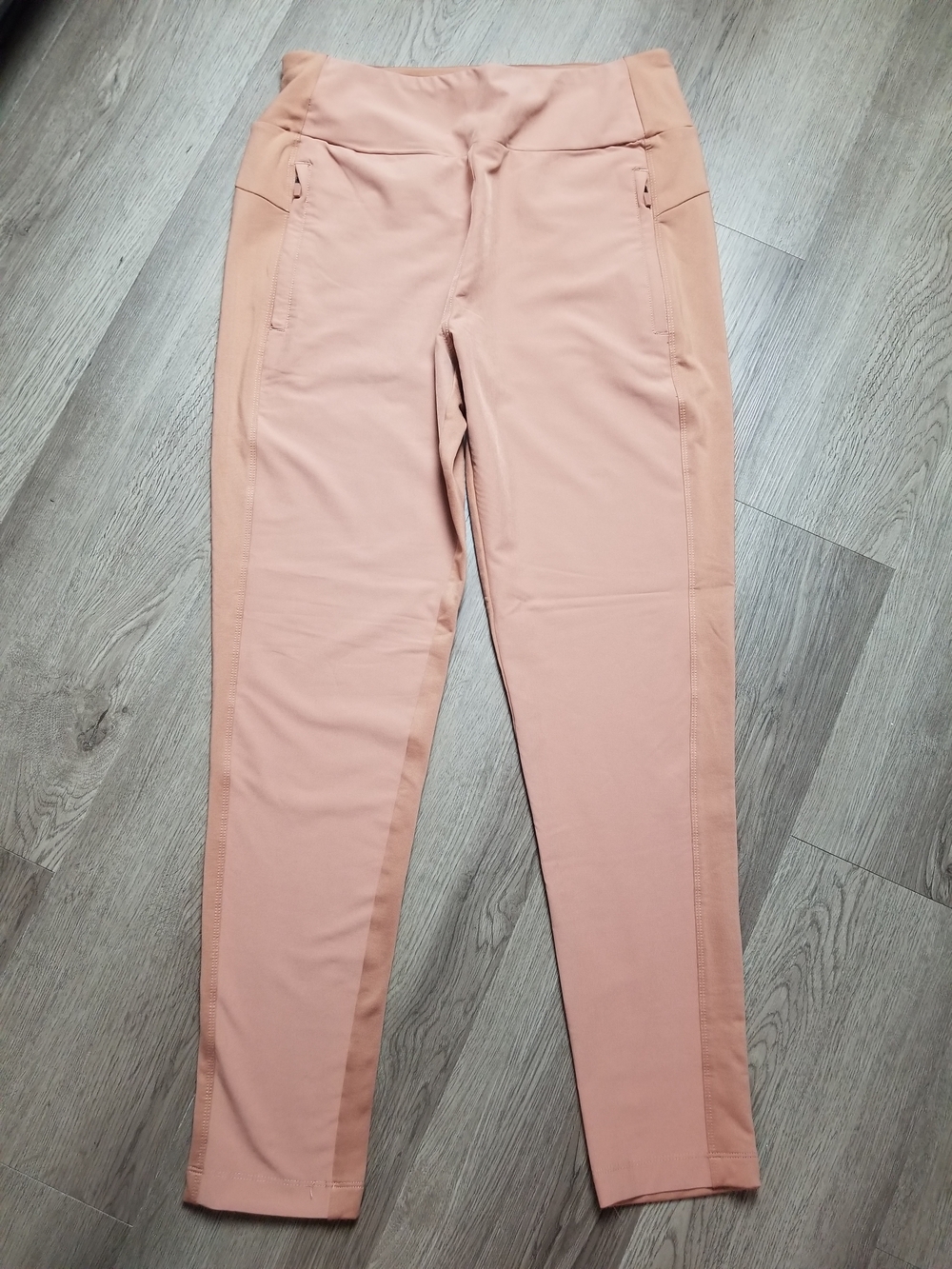 Mondetta WOMEN'S Two Tone Peach Crop Leggings (SIZE M)